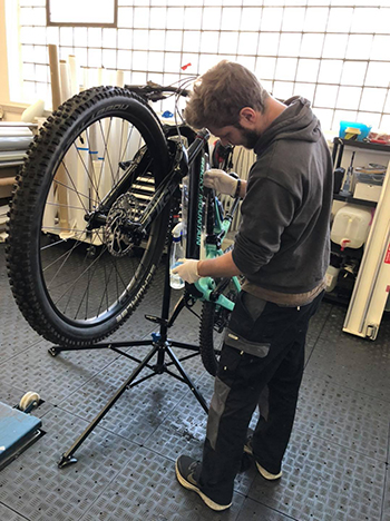 Fahrradfolierer bei der Arbeit